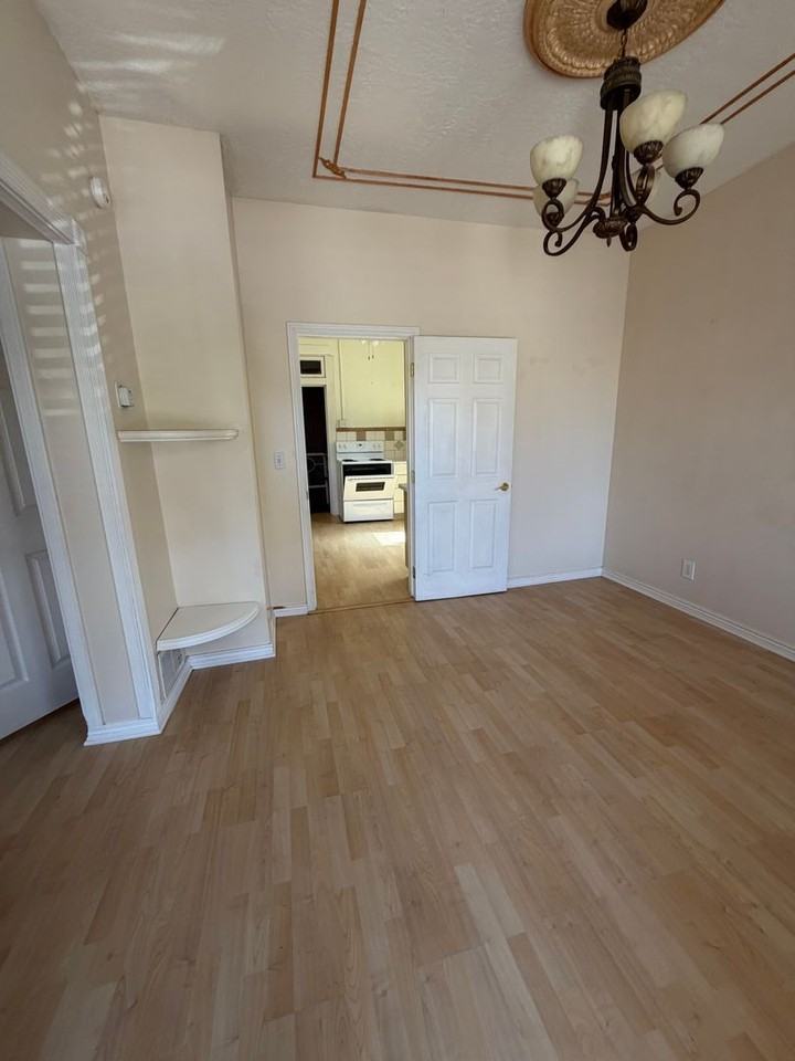 625 Wilmington Ave - Photo 5 of 43