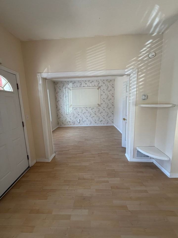 625 Wilmington Ave - Photo 7 of 43