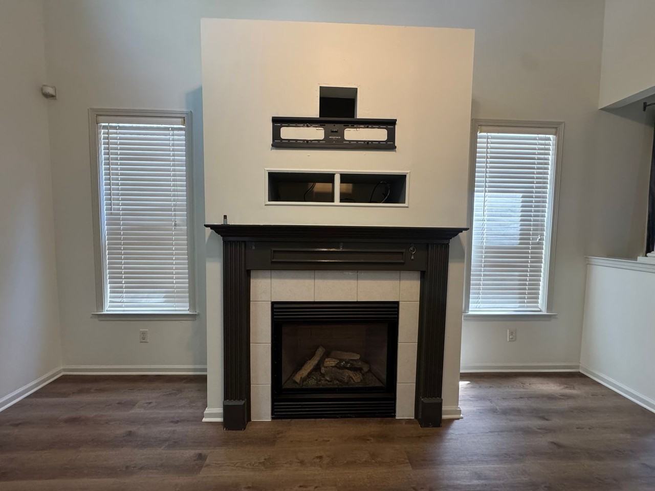 1343 Island Pl E - Photo 5 of 32