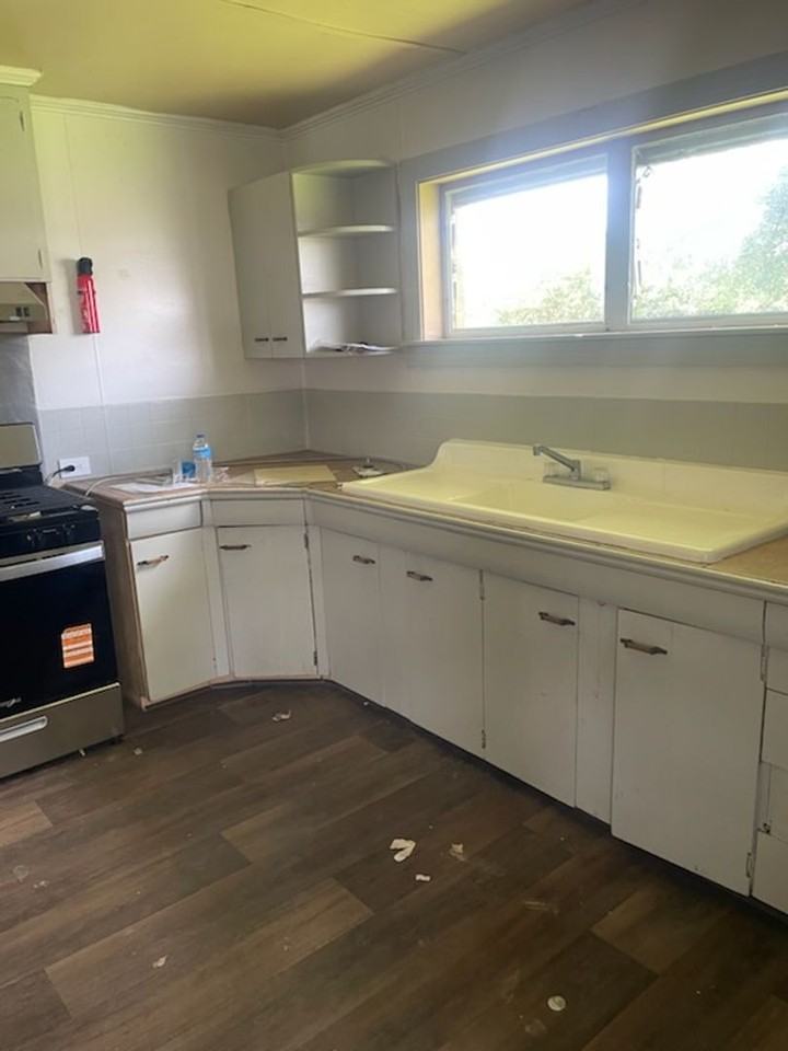103 E Thompson St - Photo 3 of 10