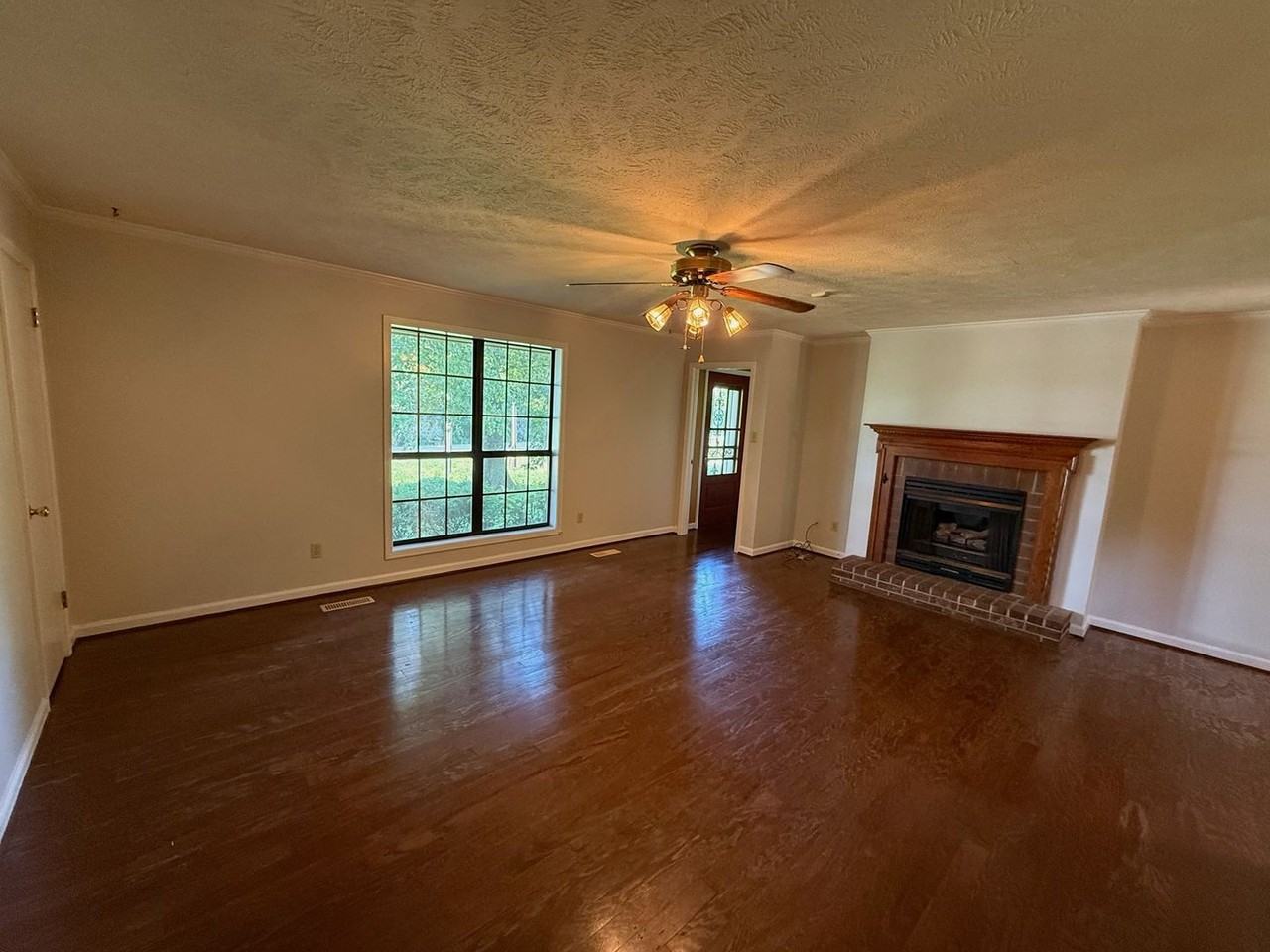 102 Hickory Hill Dr - Photo 6 of 16