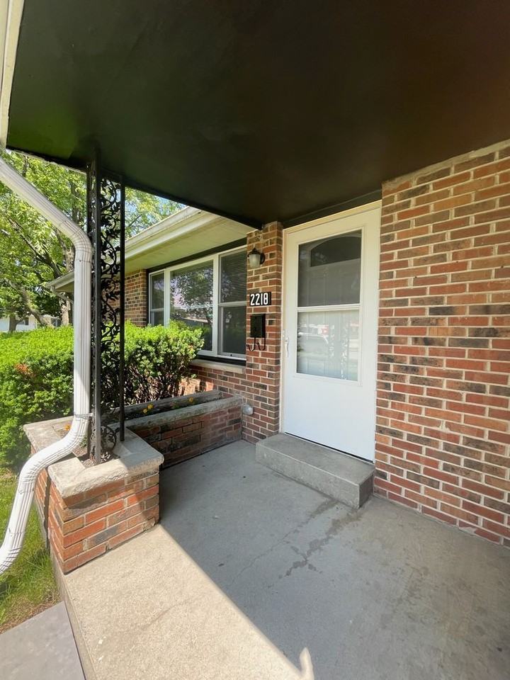2218 W Wall St - Photo 3 of 16