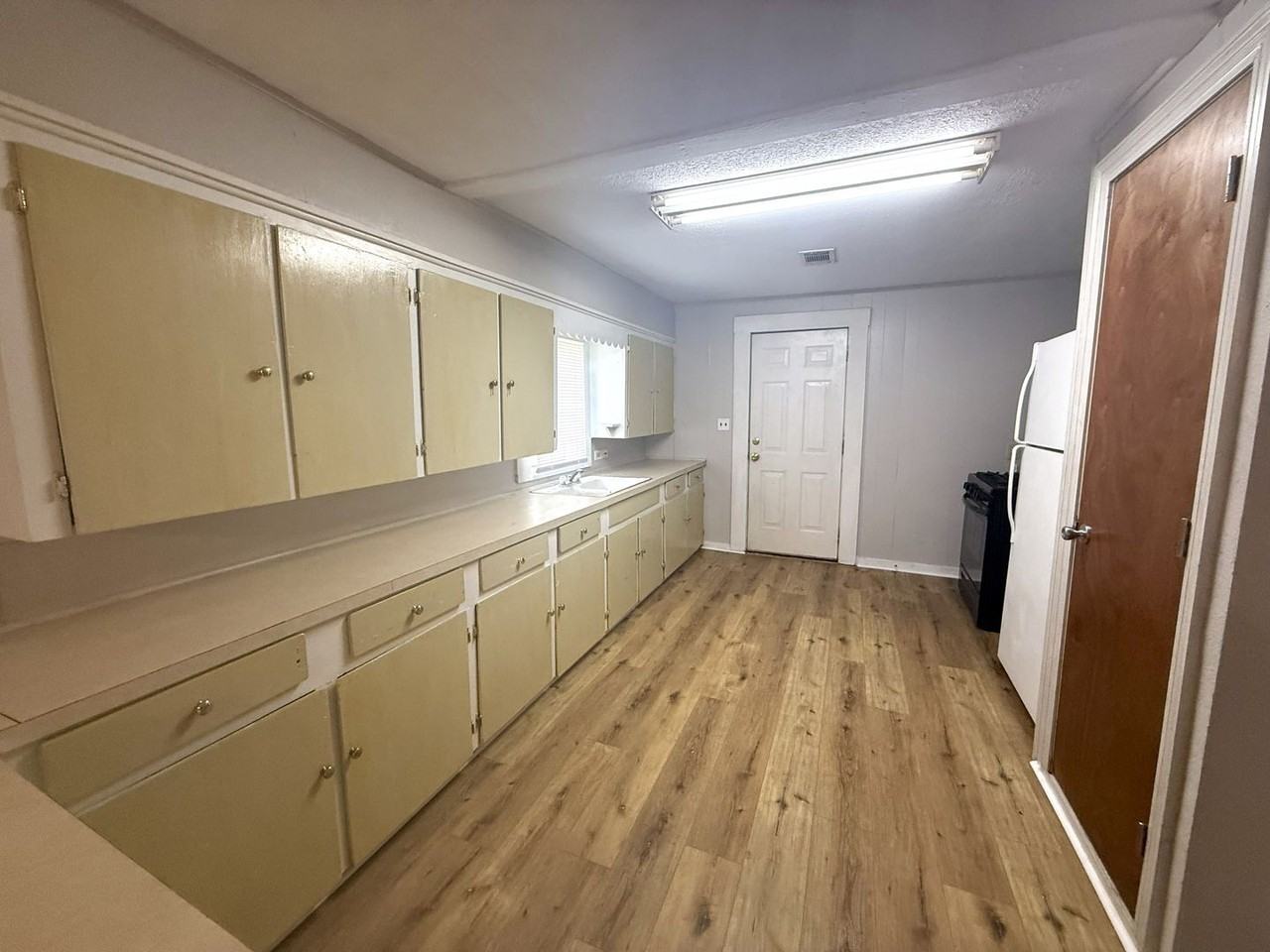 300 N Kinney Ave - Photo 7 of 20