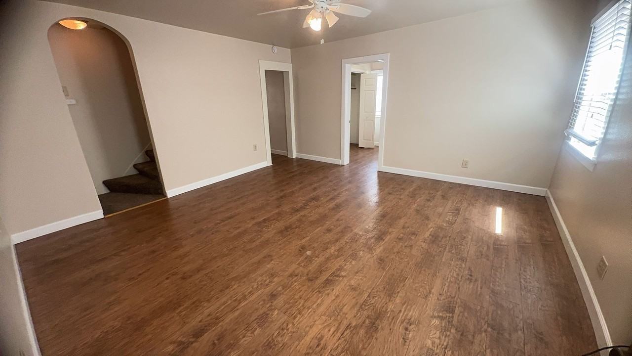 136 E Morris Ave - Photo 3 of 13