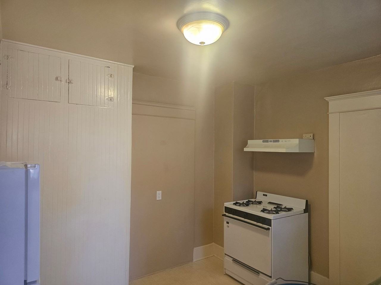 2831 E 8th St - Photo 2 of 8