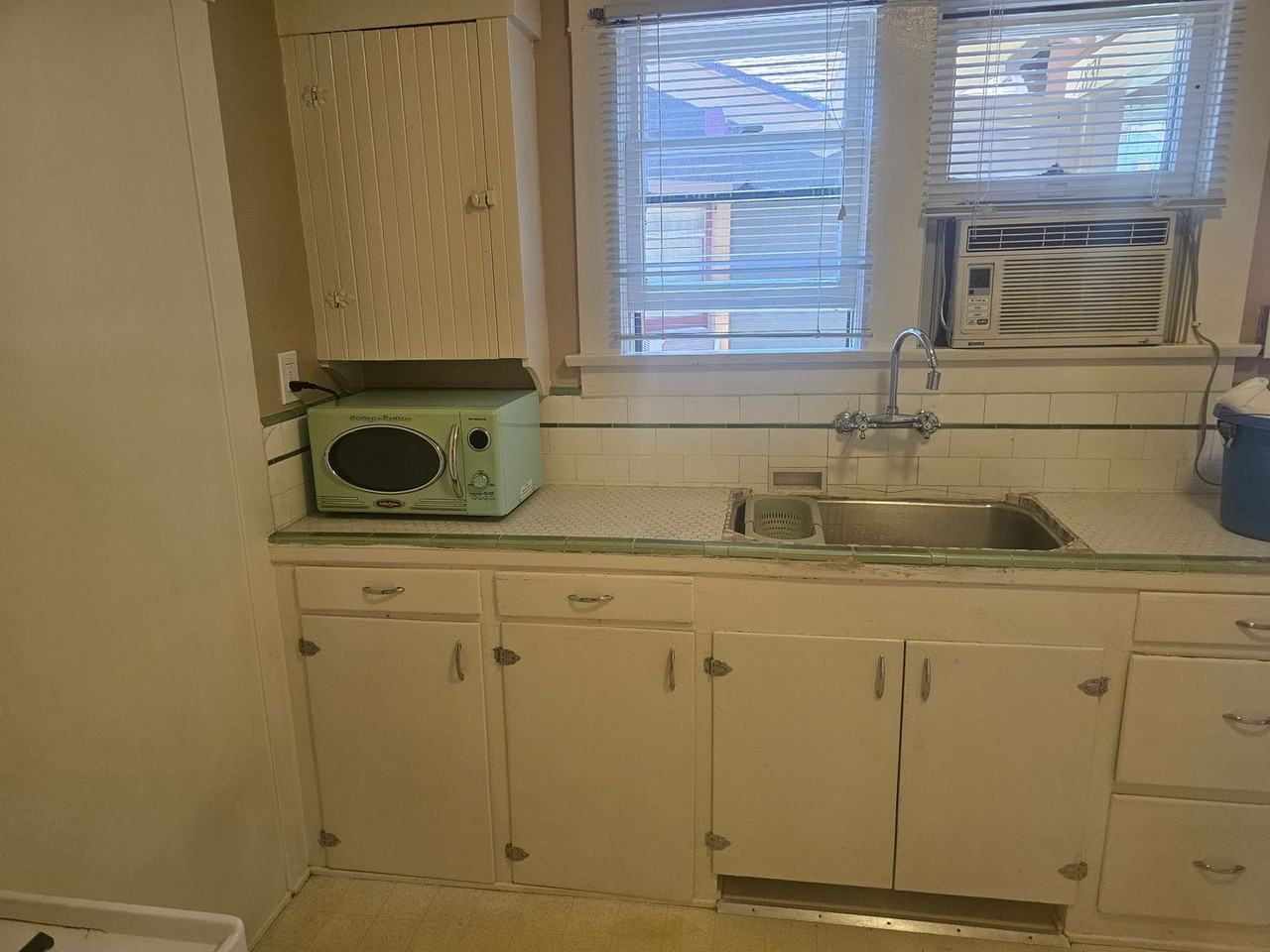 2831 E 8th St - Photo 3 of 8