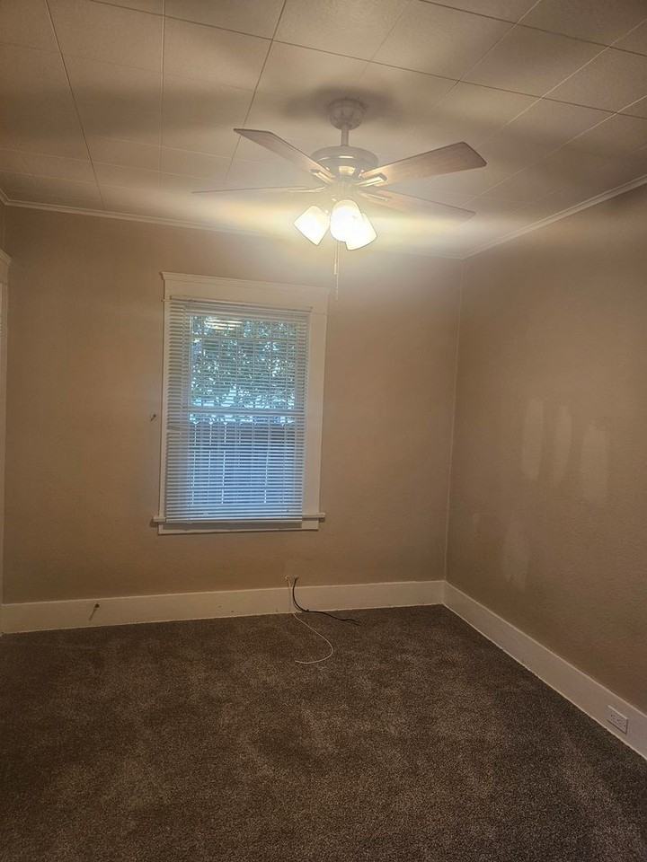 2831 E 8th St - Photo 5 of 8