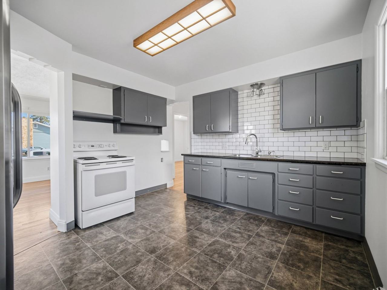 4127 W Broad Ave - Photo 4 of 36