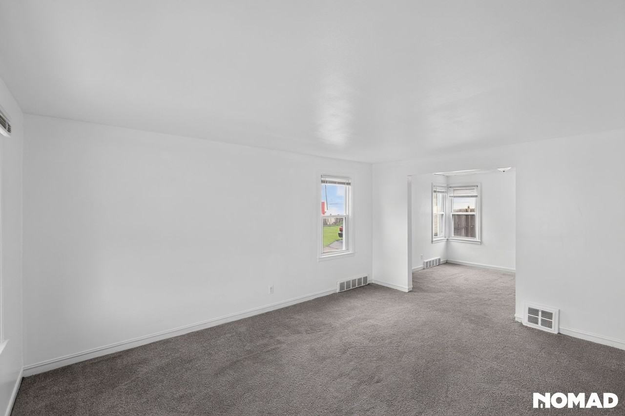 220 Michael Ave - Photo 4 of 22
