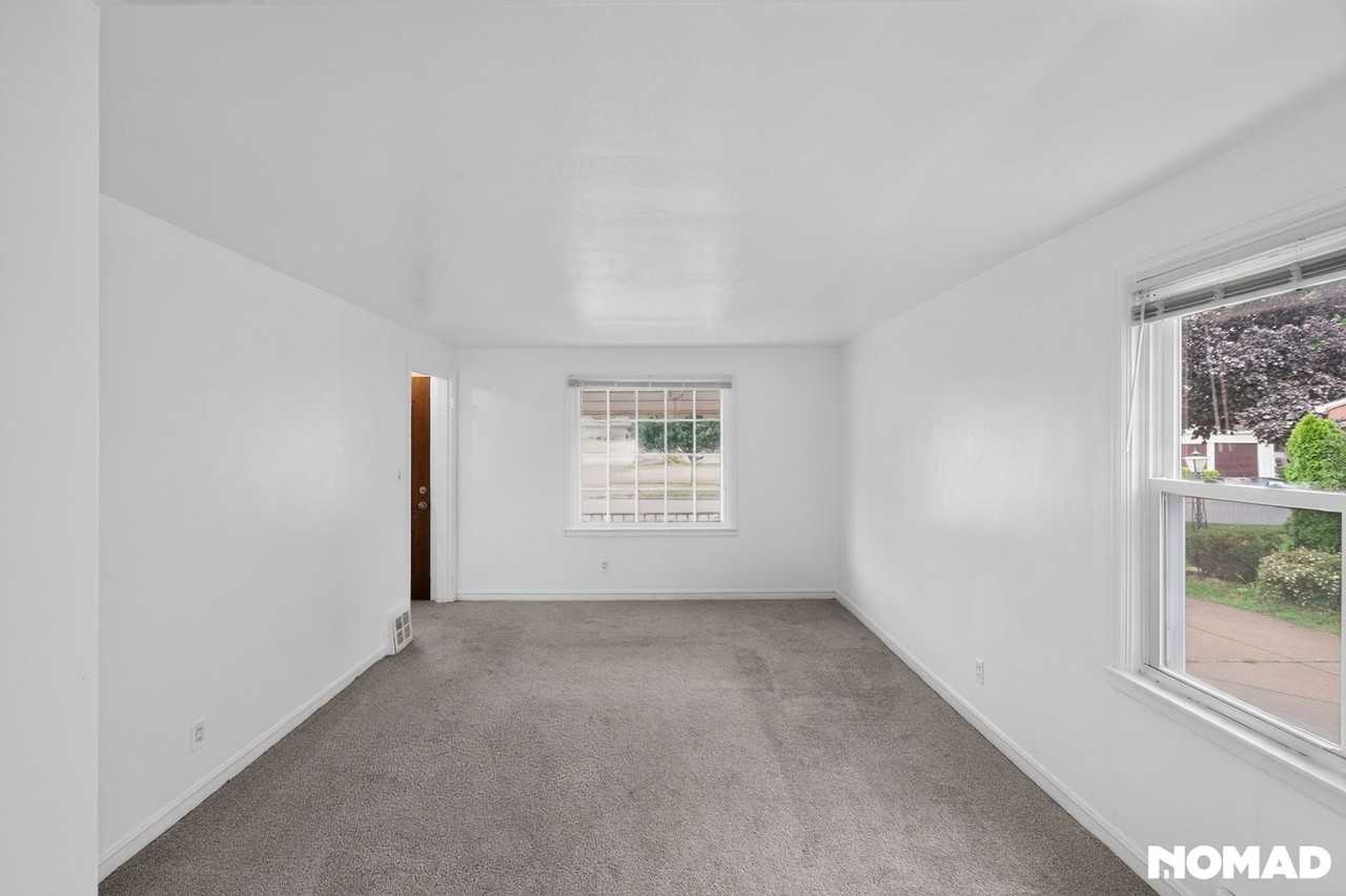 220 Michael Ave - Photo 5 of 22