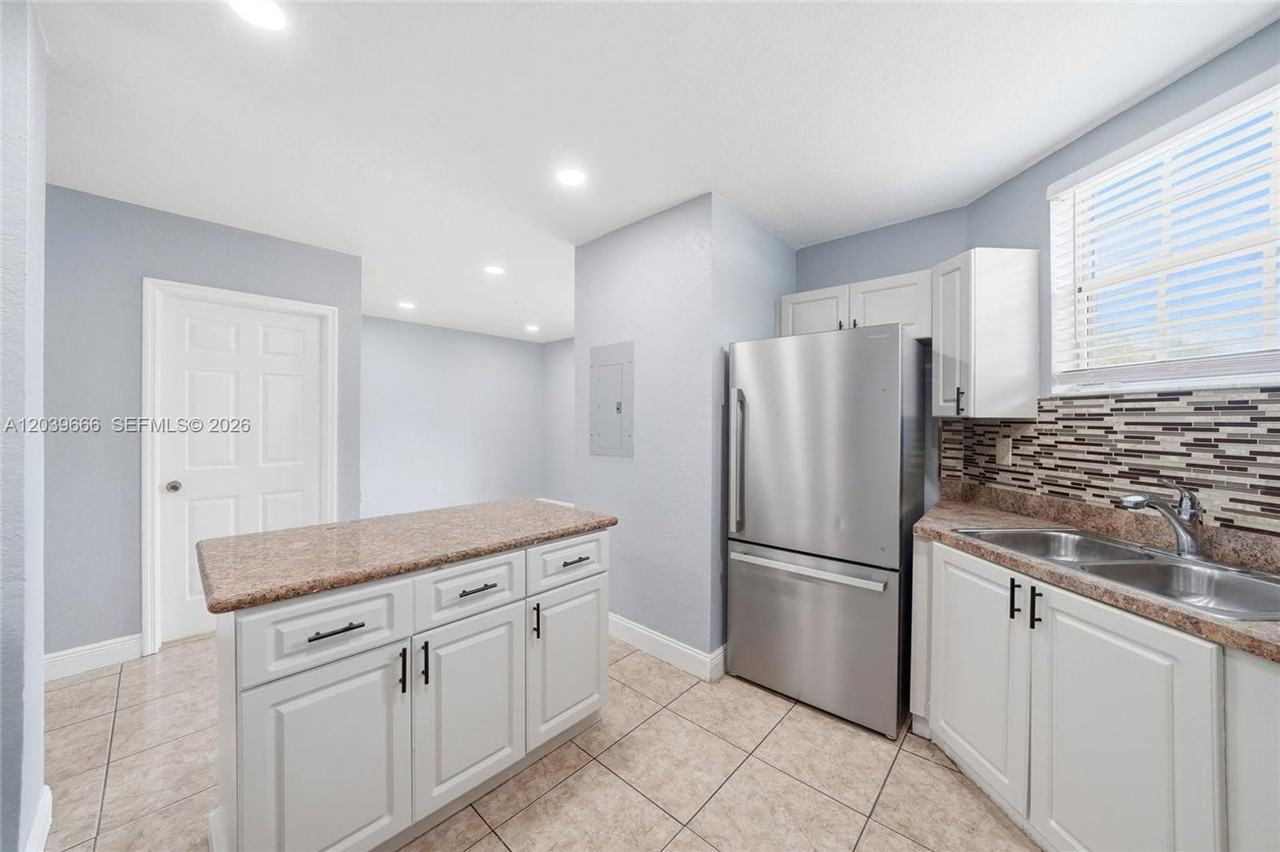 902 Sw 8th Pl - Photo 2 of 23