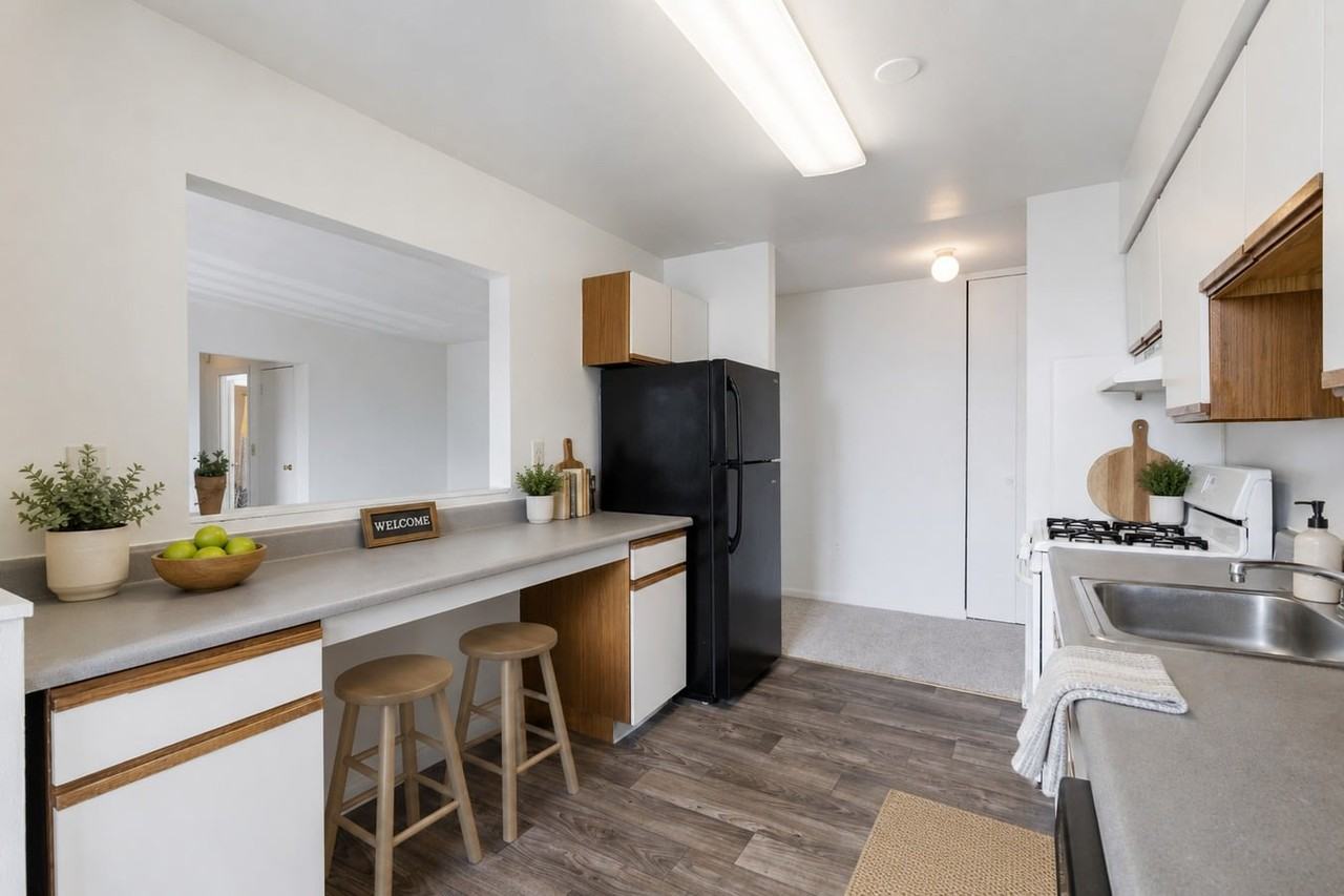Summit Pointe Apartment Homes - Photo 2 of 27