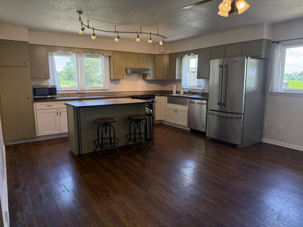 589 Thomas Rd - Photo 2 of 14