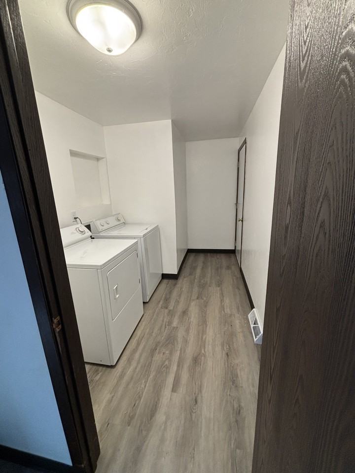 3840 Glory Sue Ct #B - Photo 2 of 5