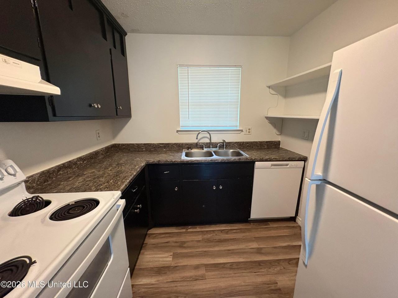 104 Olympic Cir - Photo 2 of 13