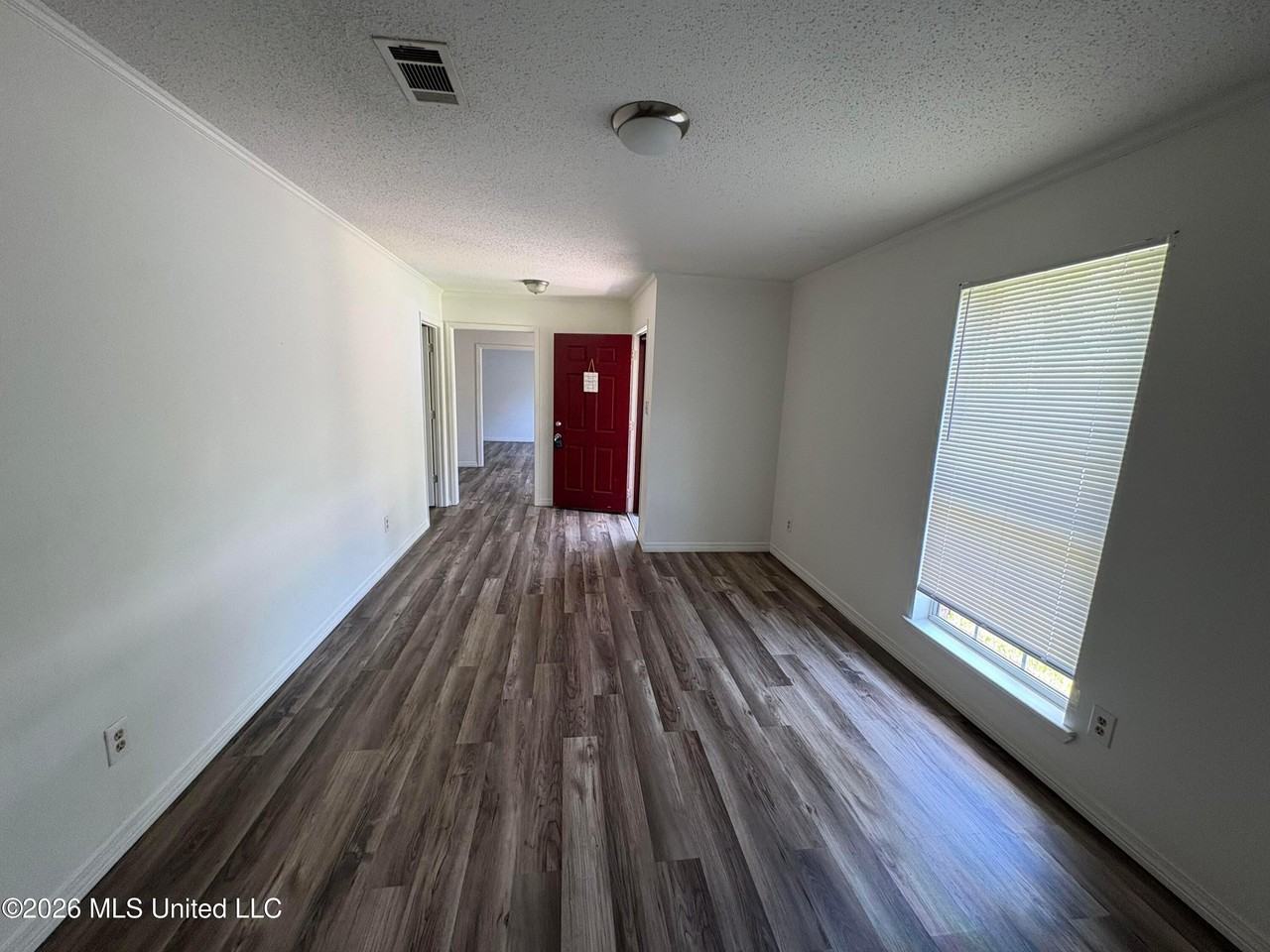 104 Olympic Cir - Photo 3 of 13