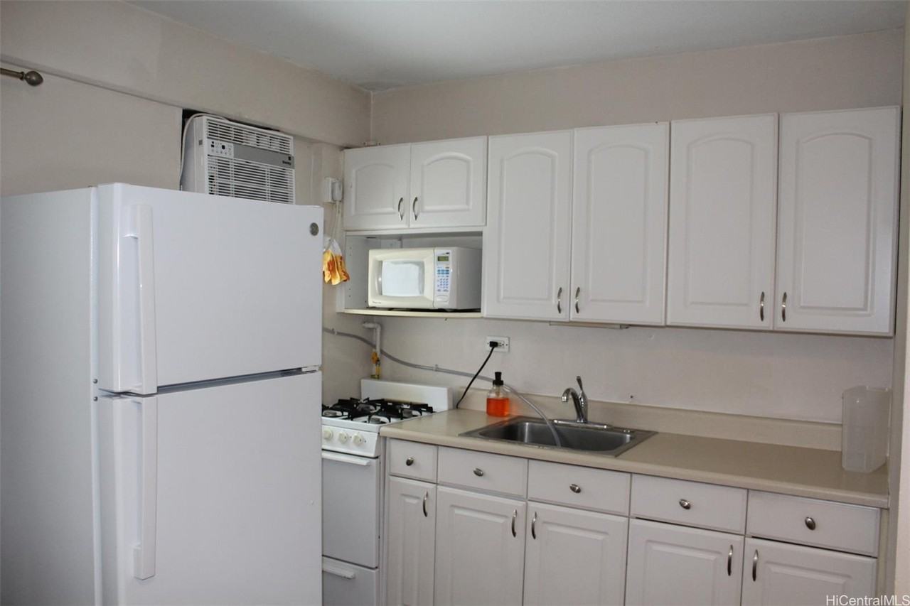 235 Liliuokalani Ave #237 - Photo 3 of 13