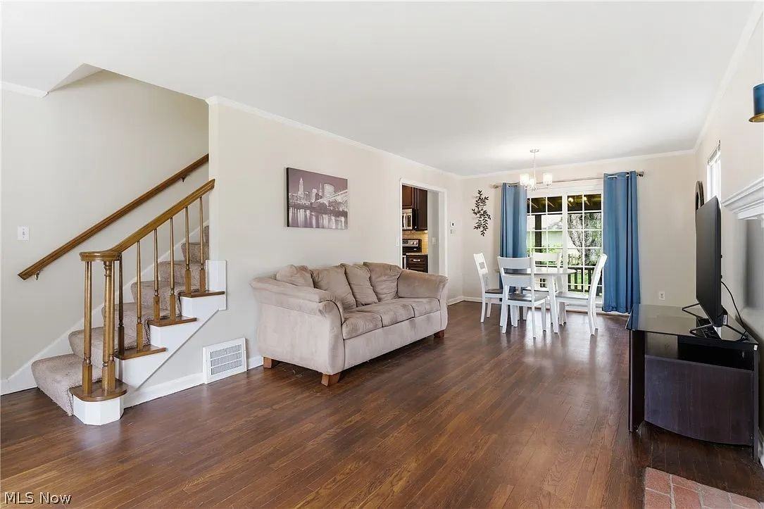 430 Canterbury Rd - Photo 5 of 19