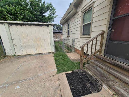 1712 Pinewood Dr - Photo 4 of 20