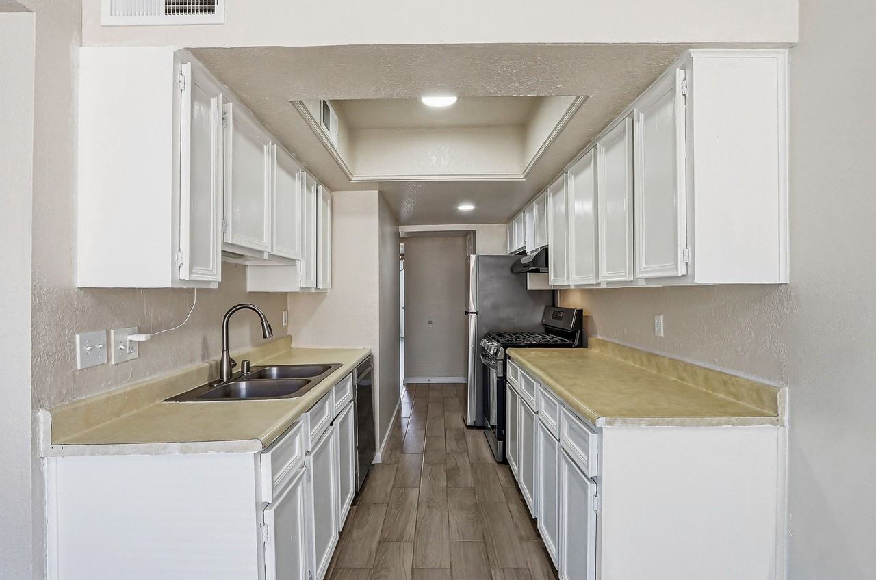 10604 Springwood Dr #D - Photo 4 of 24