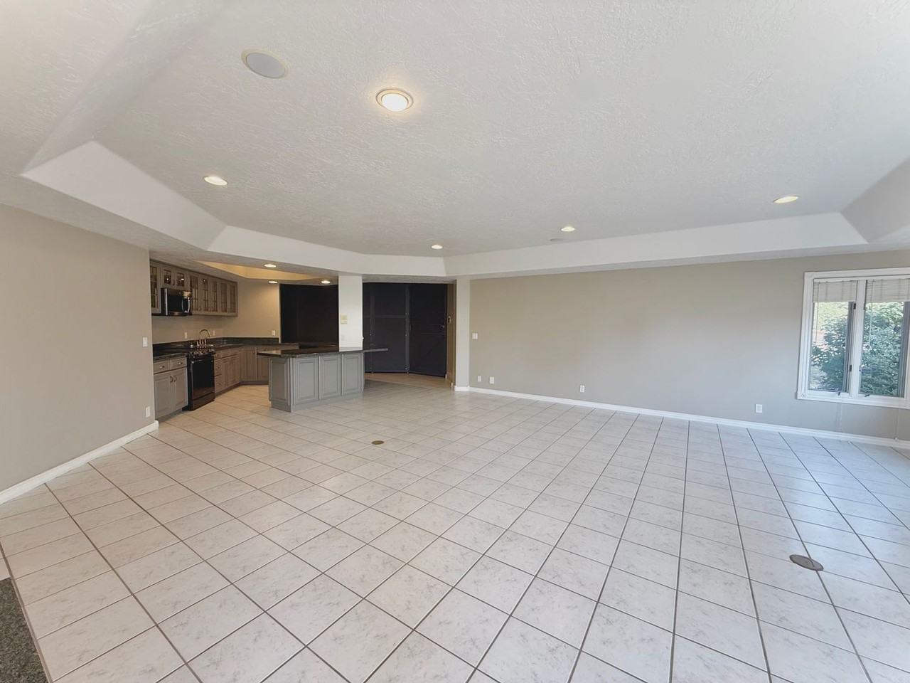 825 N Eastcapitol Blvd - Photo 4 of 50