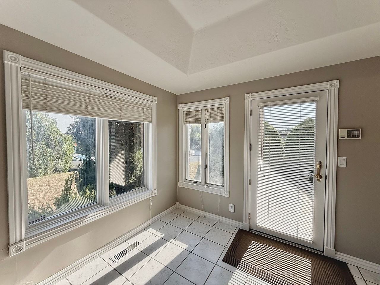 825 N Eastcapitol Blvd - Photo 5 of 50