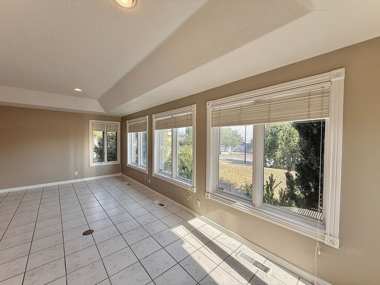 825 N Eastcapitol Blvd - Photo 2 of 50
