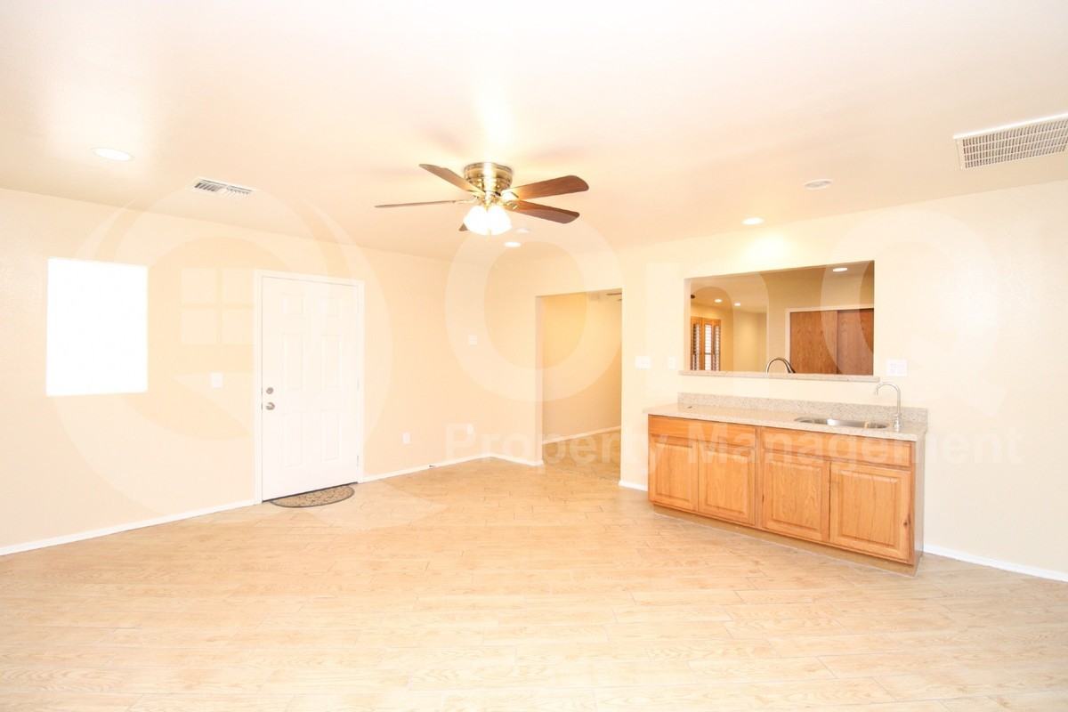 5216 E Florian Ave - Photo 4 of 19