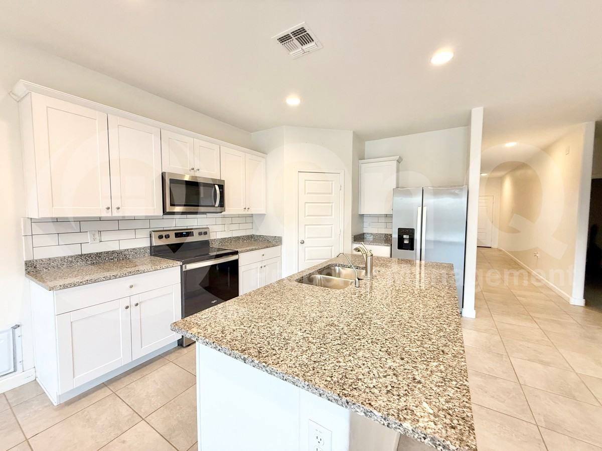 3246 W Sable Ave - Photo 3 of 27