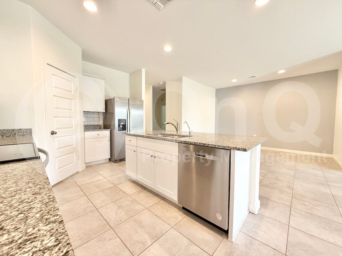 3246 W Sable Ave - Photo 4 of 27