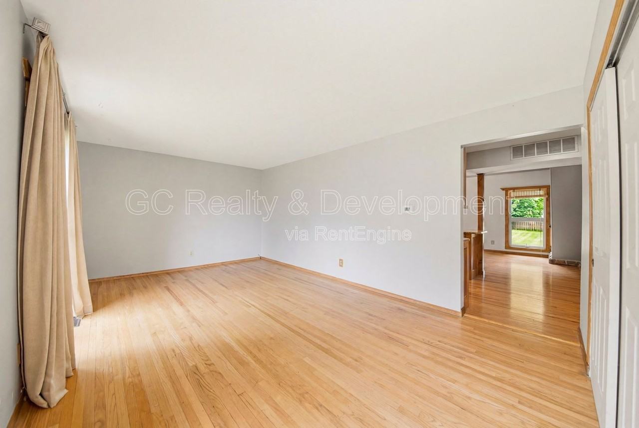 938 Canterbury Dr - Photo 2 of 25