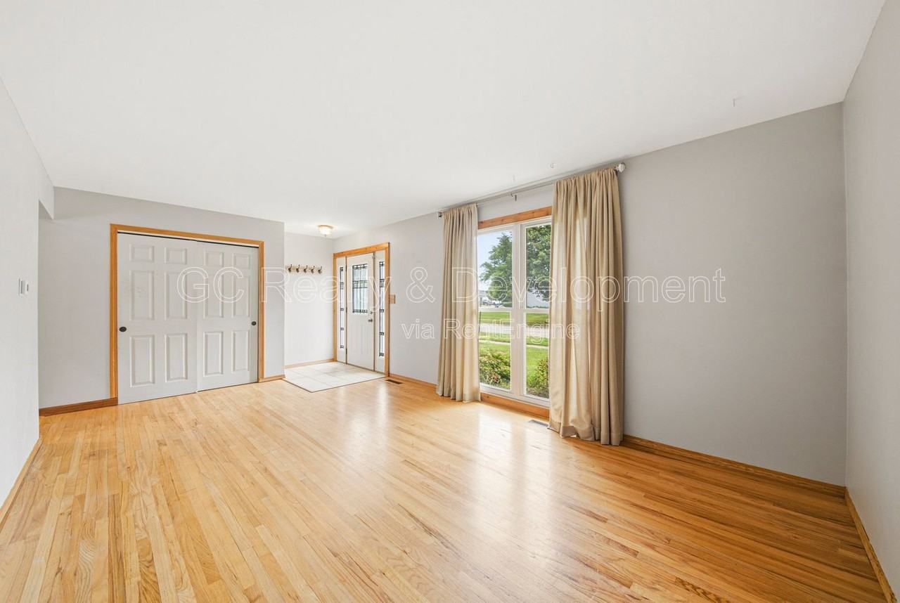 938 Canterbury Dr - Photo 3 of 25