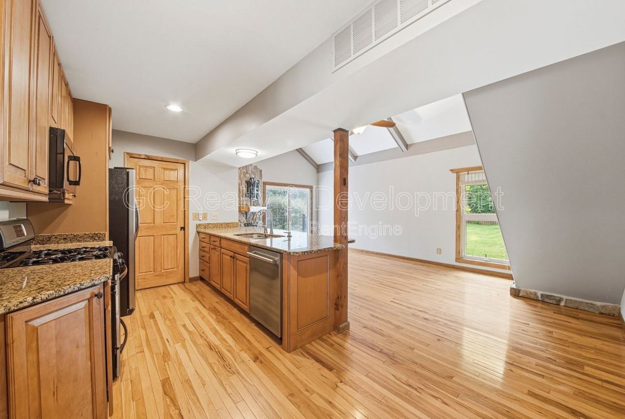 938 Canterbury Dr - Photo 4 of 25