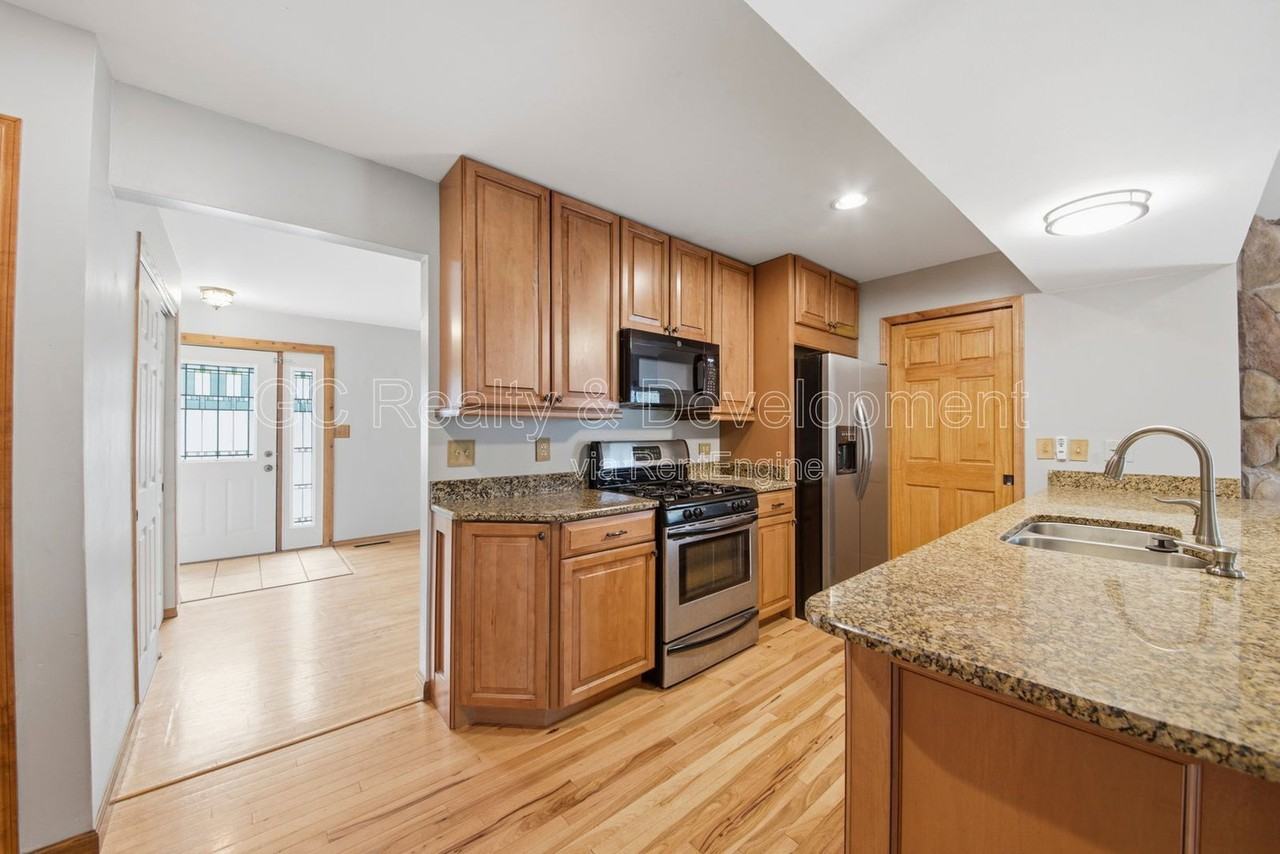 938 Canterbury Dr - Photo 6 of 25