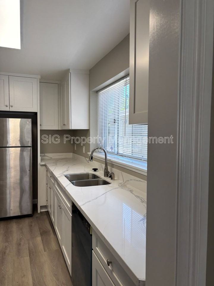 10822 Hartsook St #1 - Photo 5 of 27