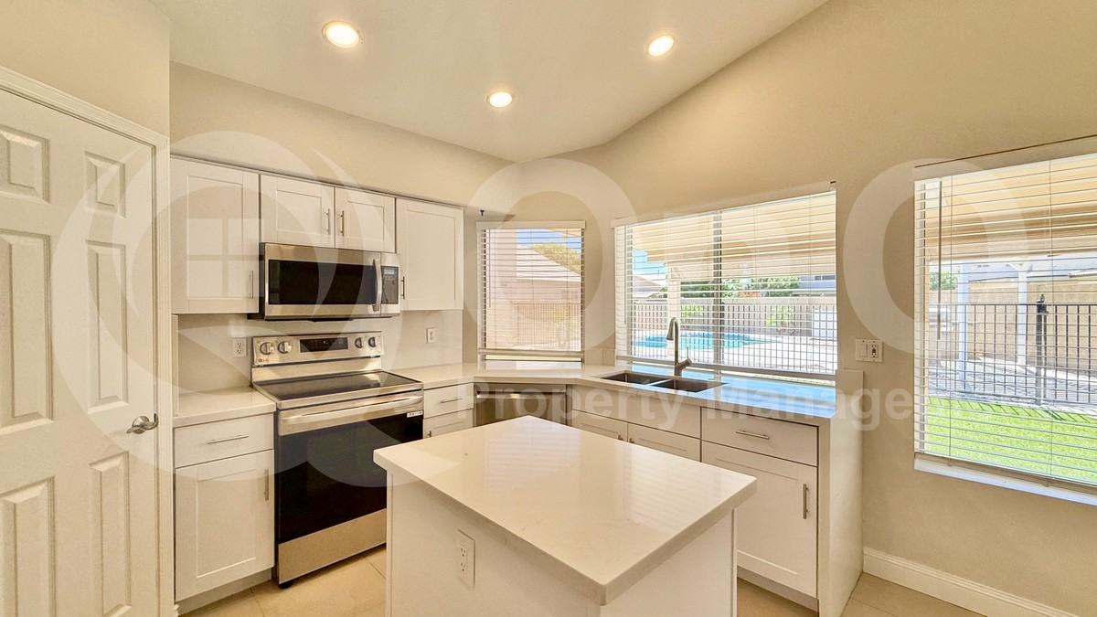 570 S Williams Pl - Photo 3 of 26