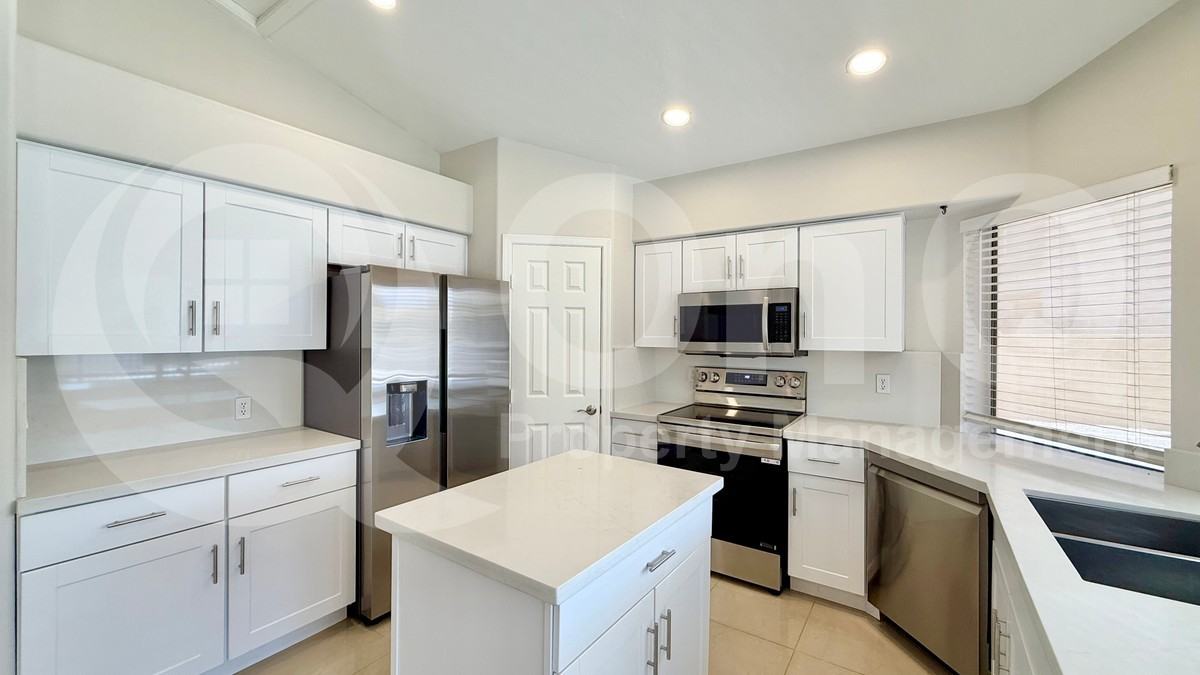 570 S Williams Pl - Photo 5 of 26