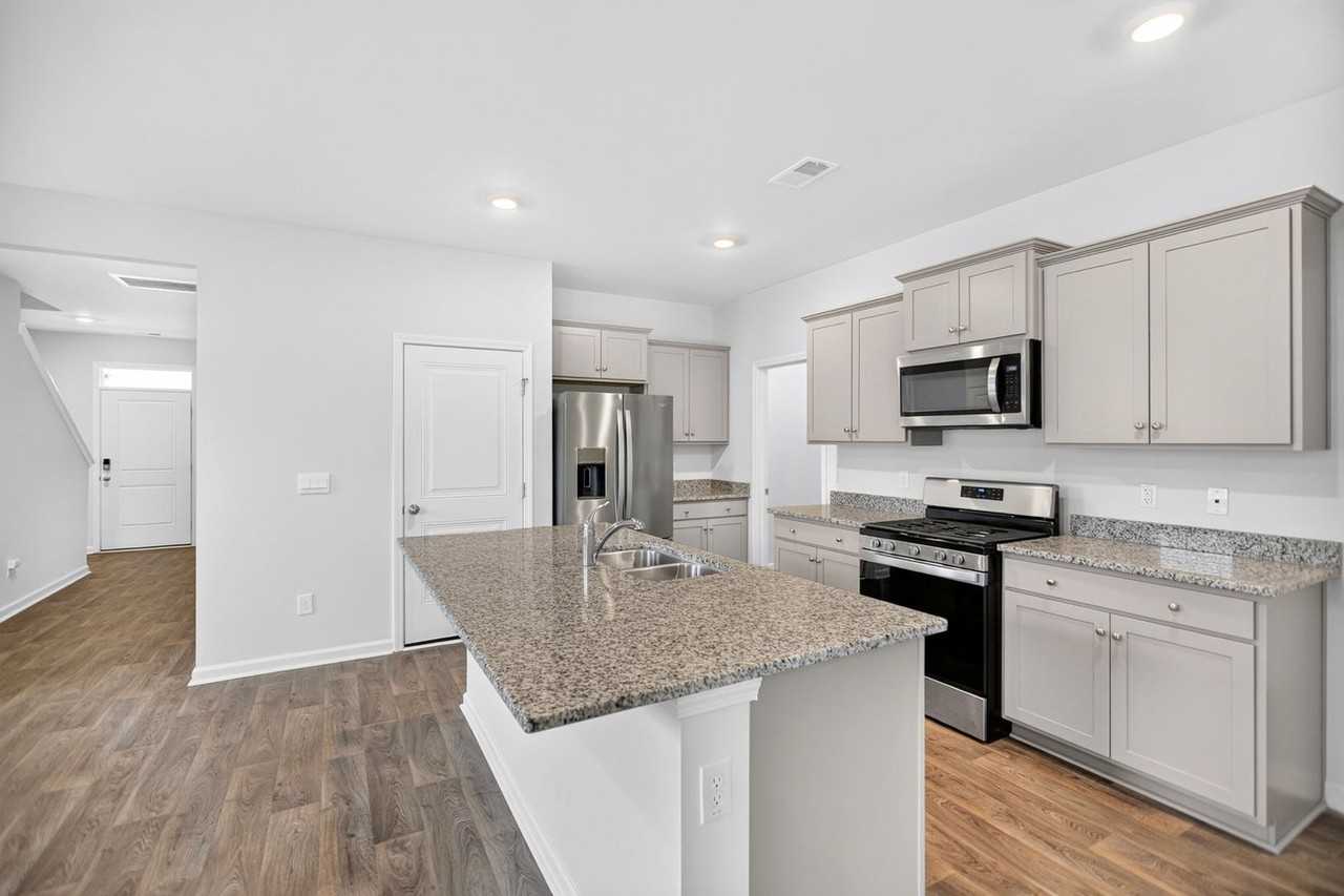 129 Holly Leaf Ln - Photo 2 of 33