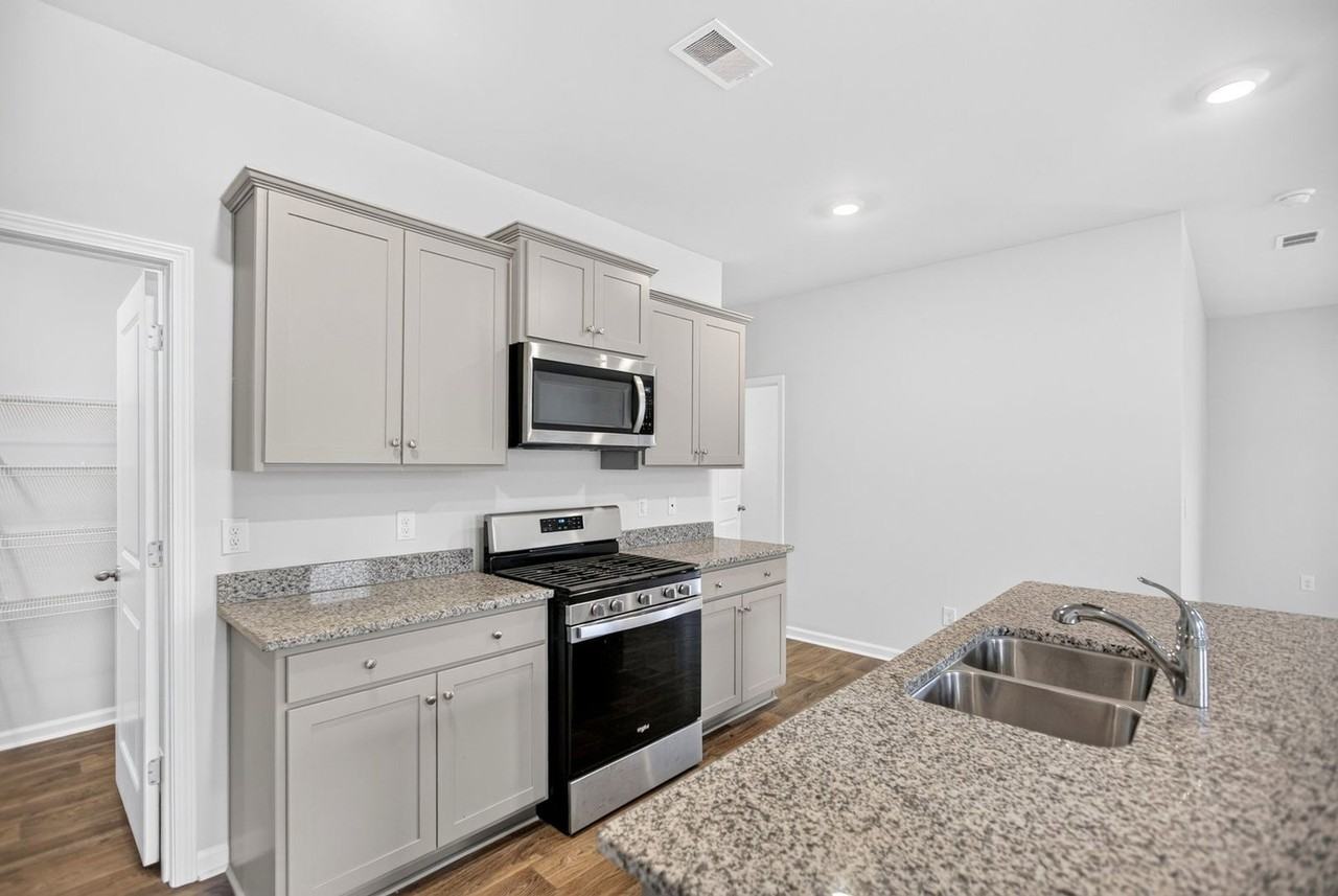 129 Holly Leaf Ln - Photo 6 of 33