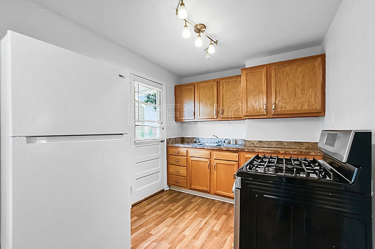 702 Compton St - Photo 3 of 18