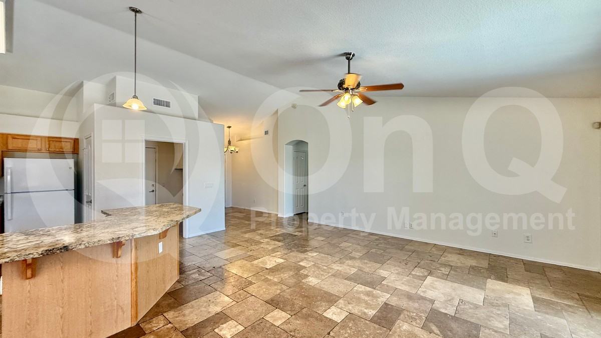 611 W Liberty Ln - Photo 5 of 18