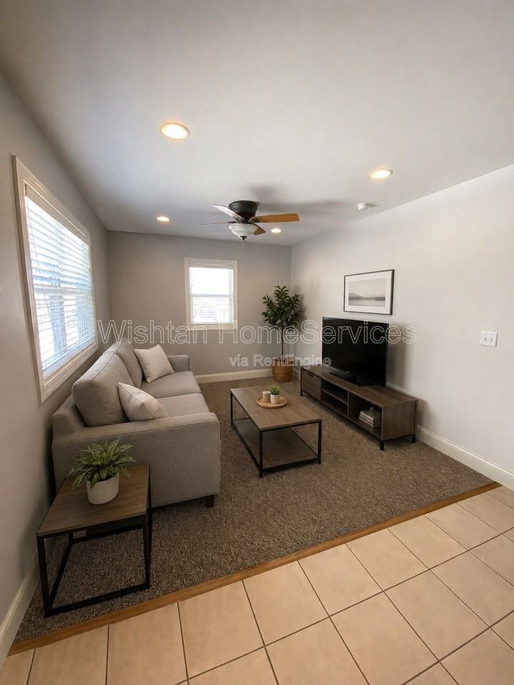518 W Murray St #C - Photo 2 of 7