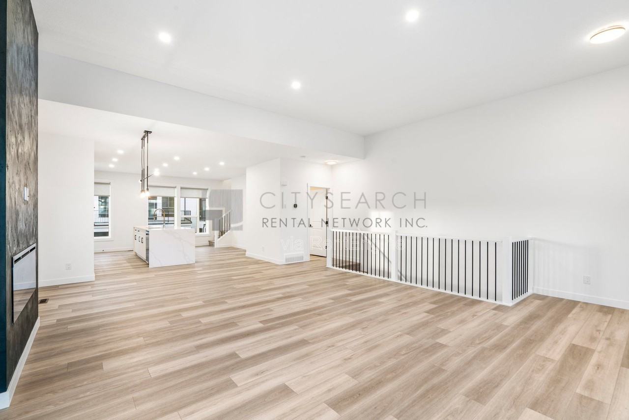 244 Sovereign Crescent SW #1 - Photo 5 of 39