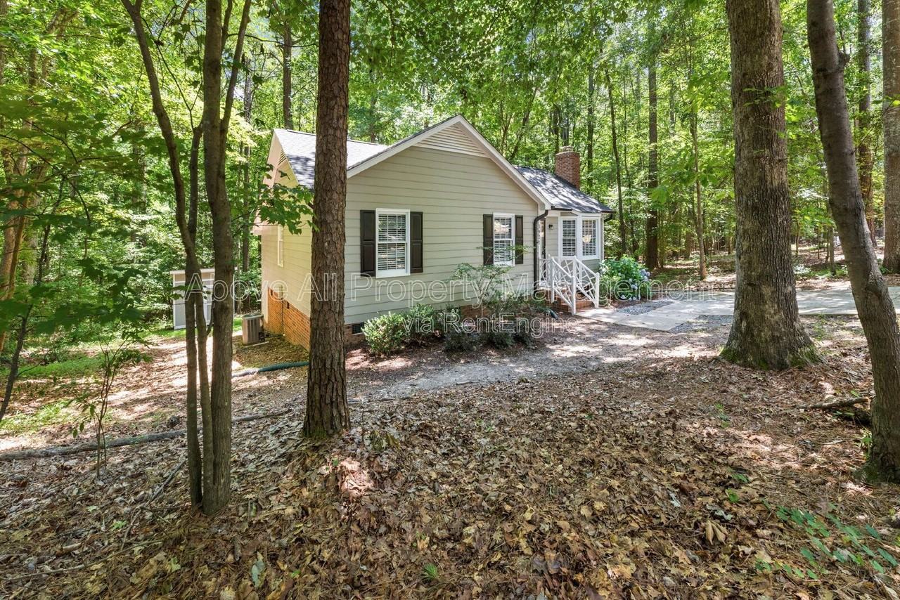 3921 Bamburgh Ln - Photo 5 of 32