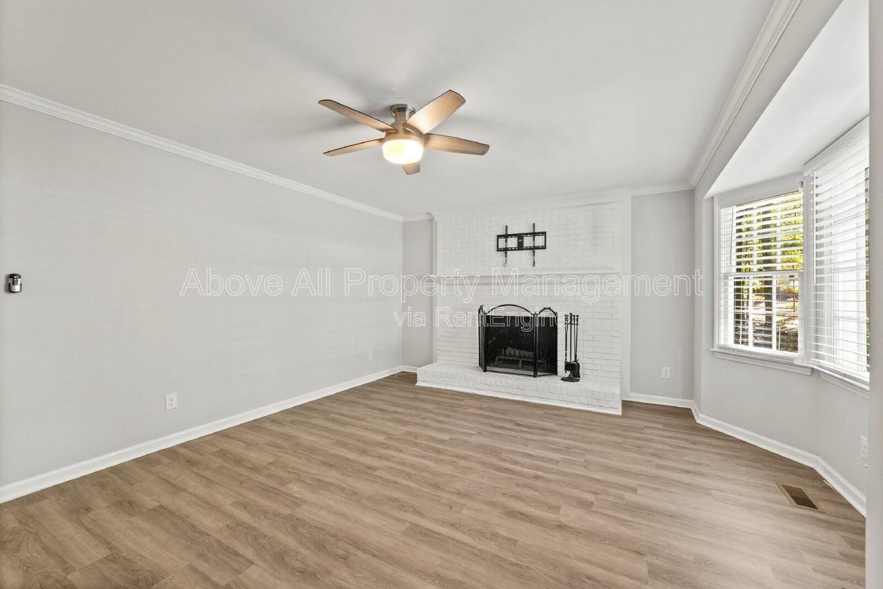 3921 Bamburgh Ln - Photo 7 of 32