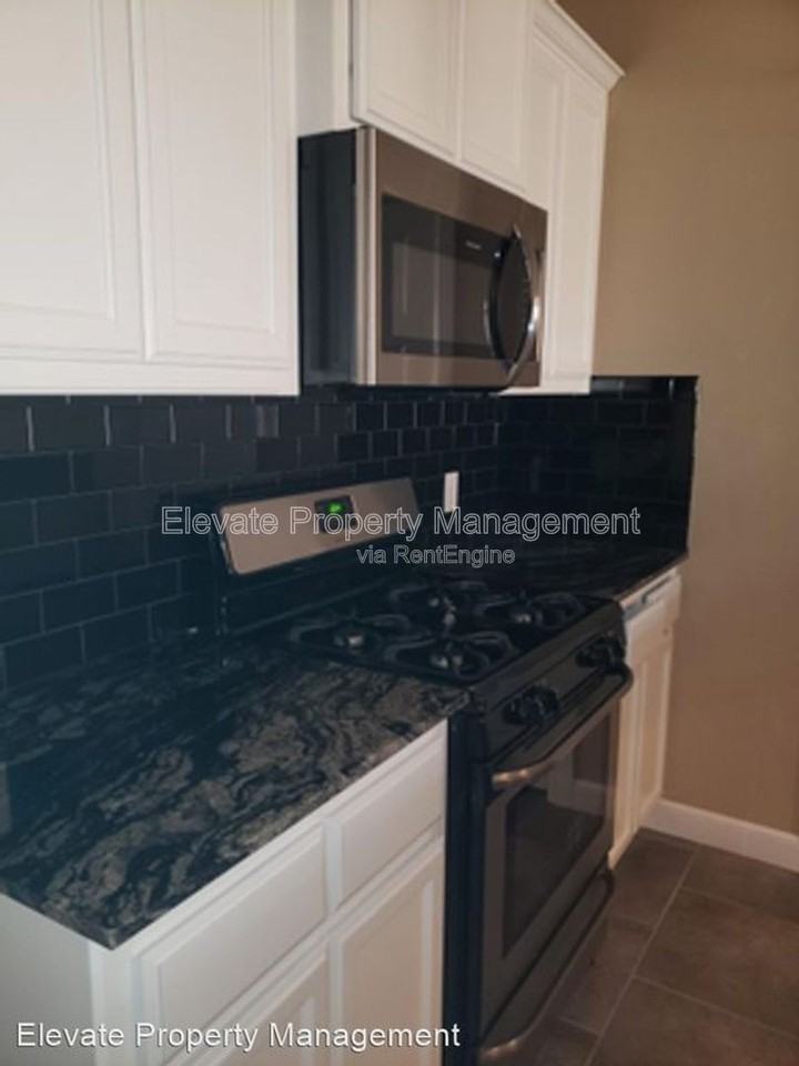 2214 Kintyre Rd - Photo 3 of 18