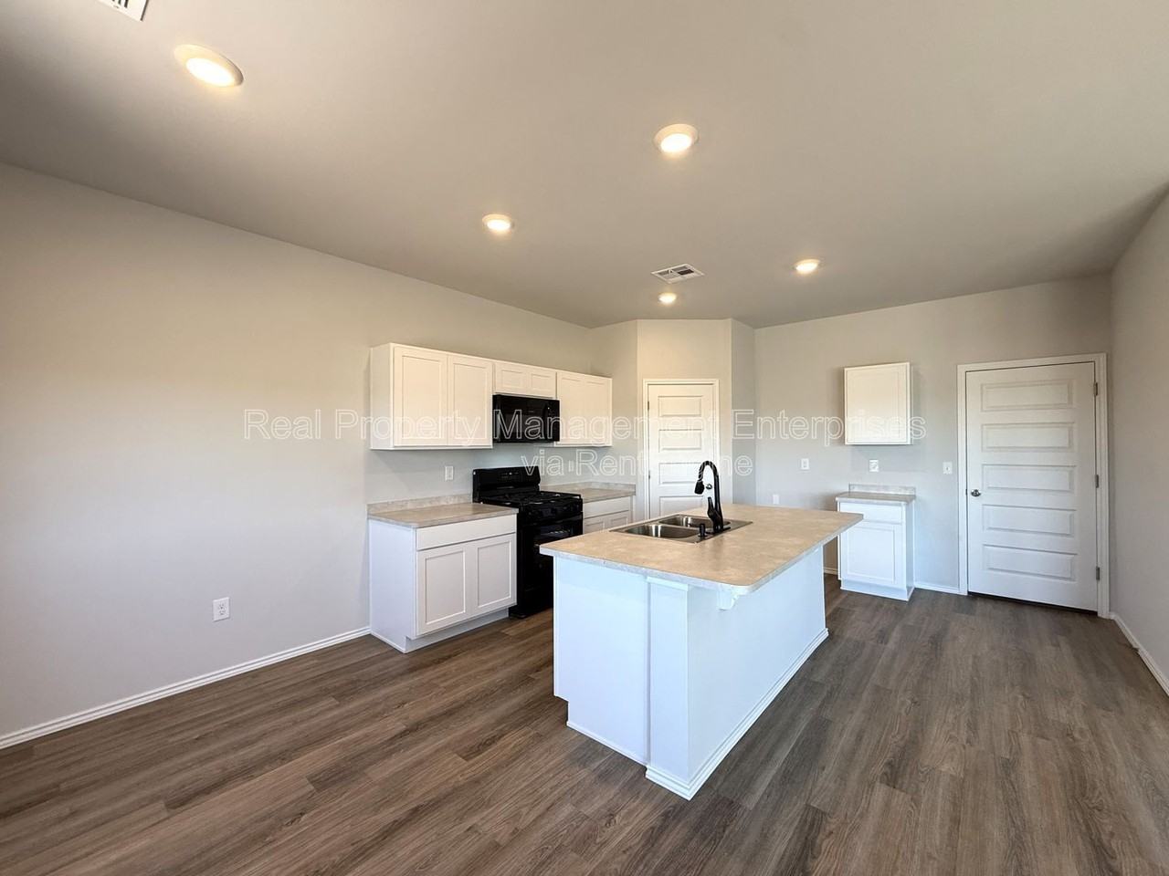 9521 Stallion Dr - Photo 3 of 16