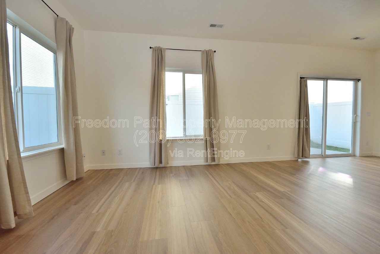 7830 N Mather Ct - Photo 3 of 26