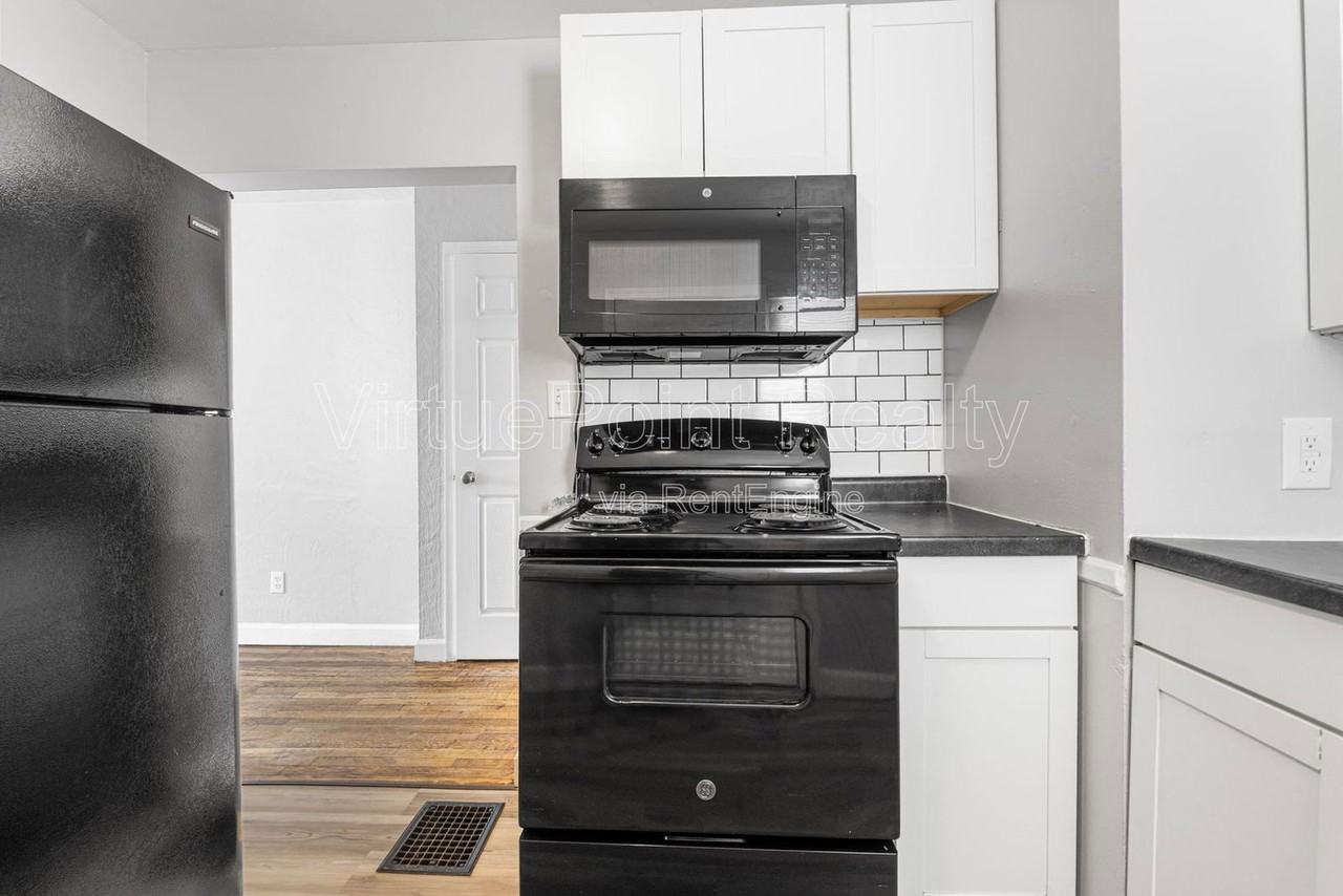 390 S Powell Ave - Photo 2 of 22