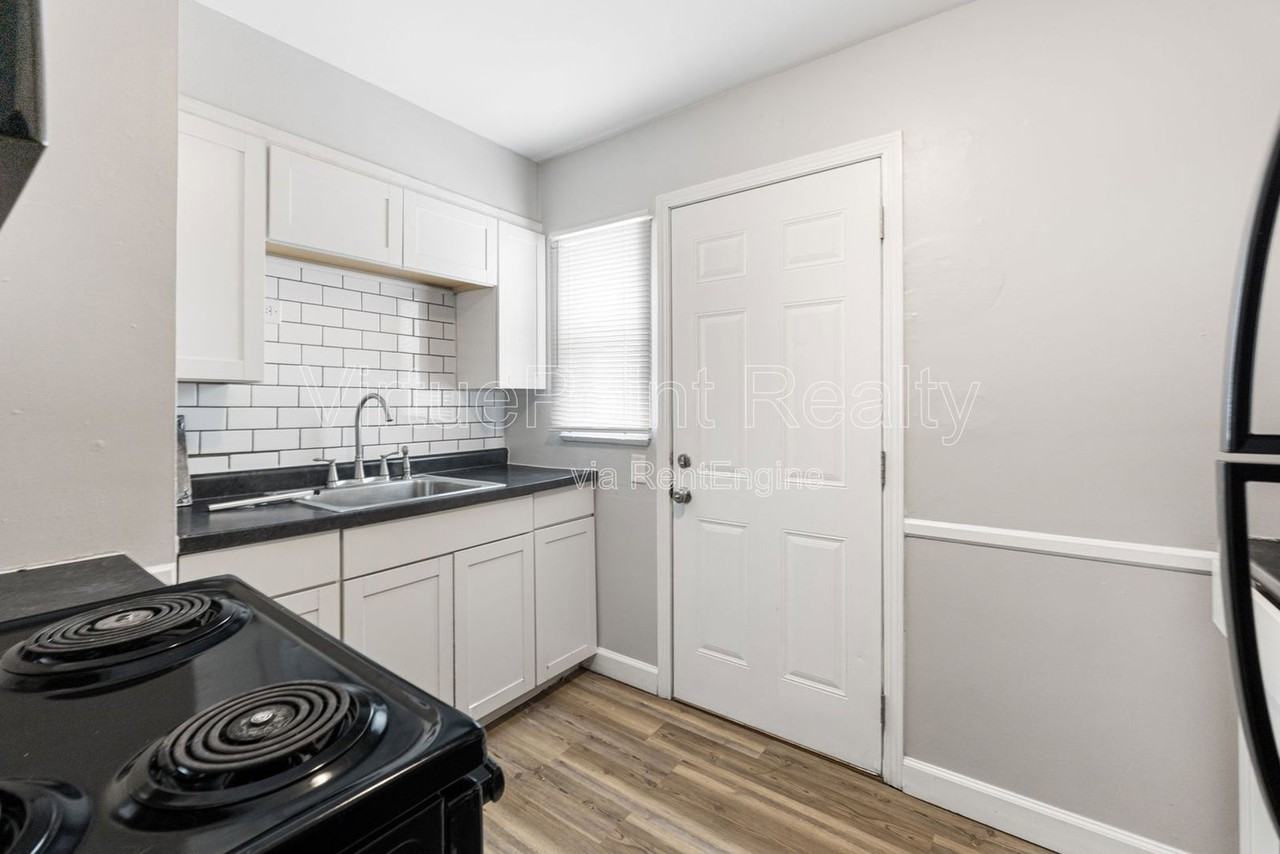 390 S Powell Ave - Photo 4 of 22